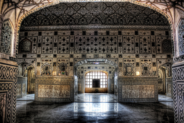 Inside-of-Agra-Fort-Sheesh-Mahal.jpg