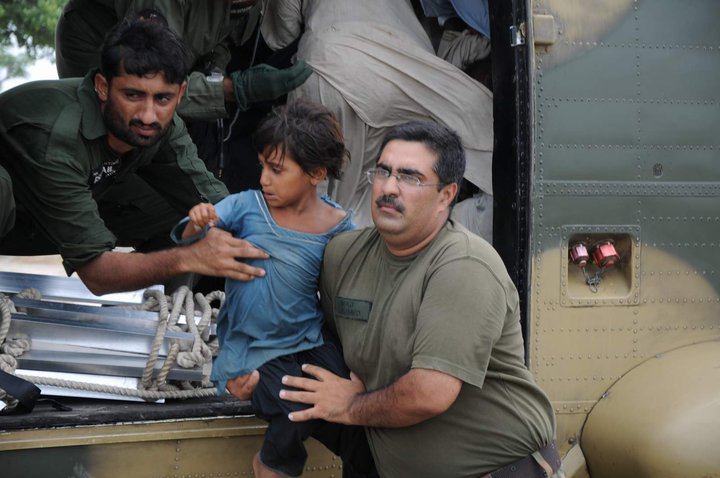 pakistan-army-relief-work-2.jpg