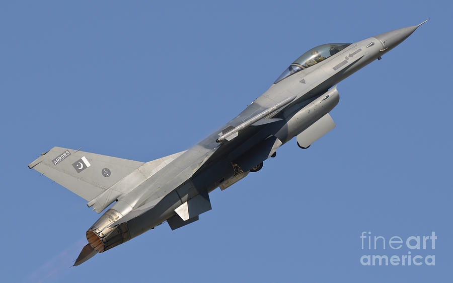 an-f-16-of-the-pakistan-air-force-giovanni-colla.jpg