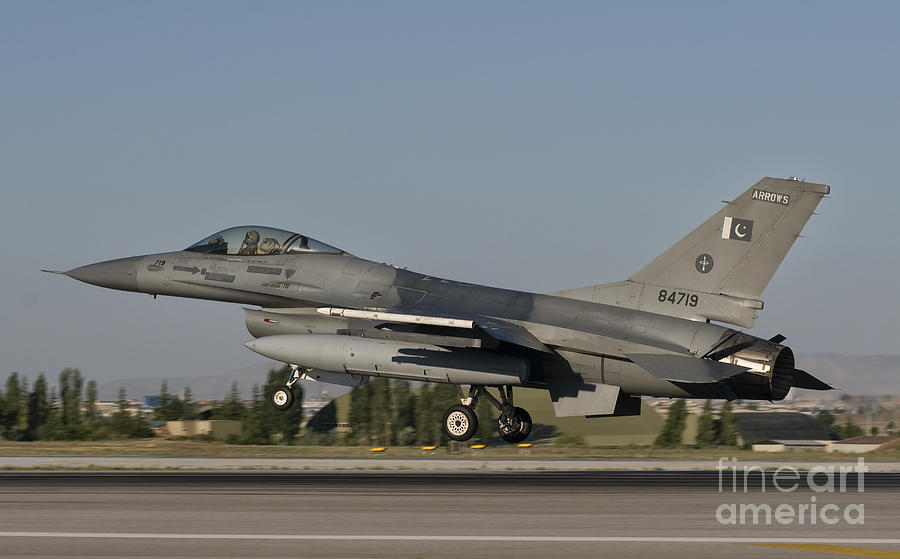 an-f-16c-of-the-pakistan-air-force-giovanni-colla.jpg