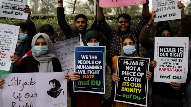 دلی میں مسلمان طالب علم کرناٹک حکومت کے فیصلے کے خلاف احتجاج کرتے ہوئے