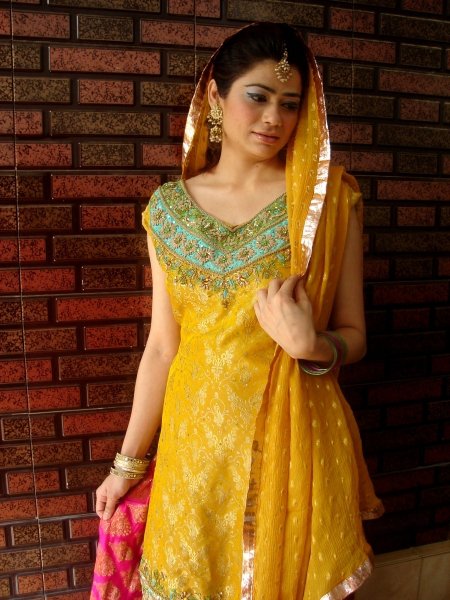 Mehndi-Dresses2.jpg