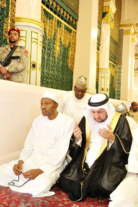 buhari-praying-in-hajj-3.jpg