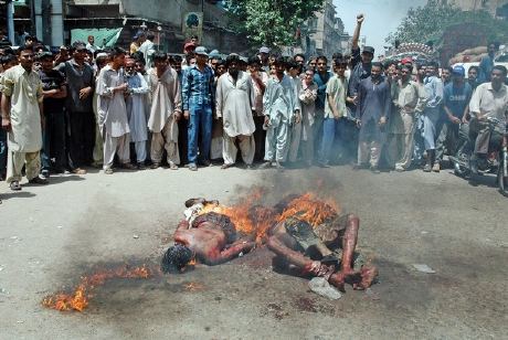 Karachi-vigilante-2.jpg