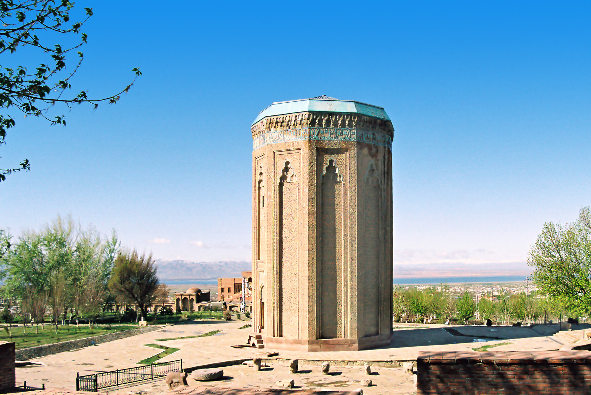 Momine_Hatoon_Mausoleum.jpg