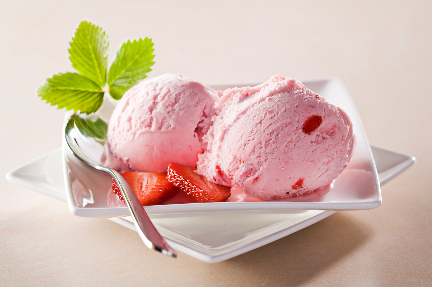 Strawberry-Ice-Cream-ice-cream-34732718-1440-956.jpg