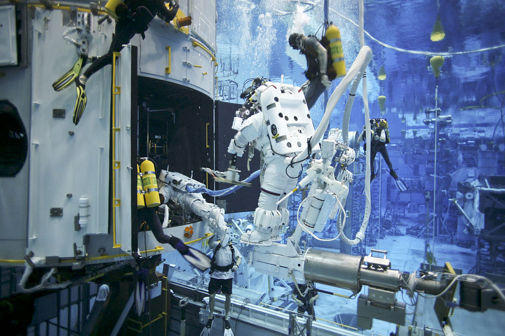 1024px-nasa-astronaut-training-at-nbl.jpg