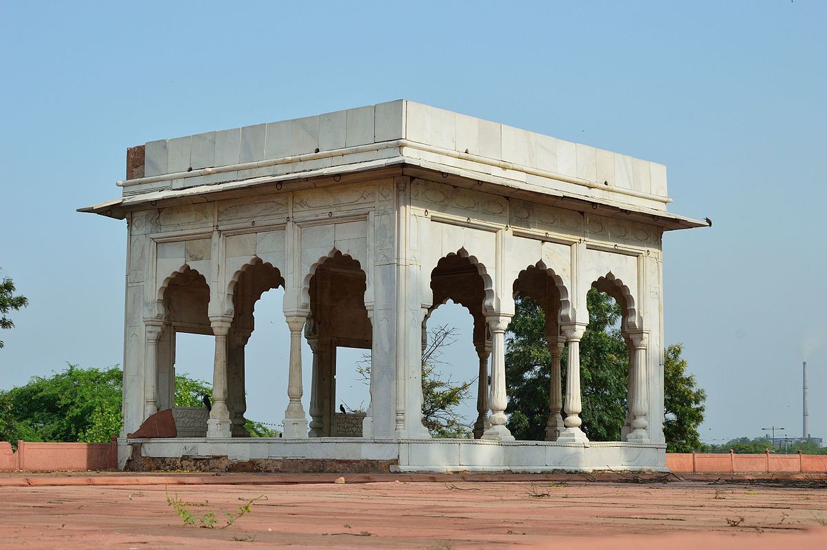 1200px-Hira-Mahal-North-west-View-Red-Fort-Delhi-2014-05-1.jpg
