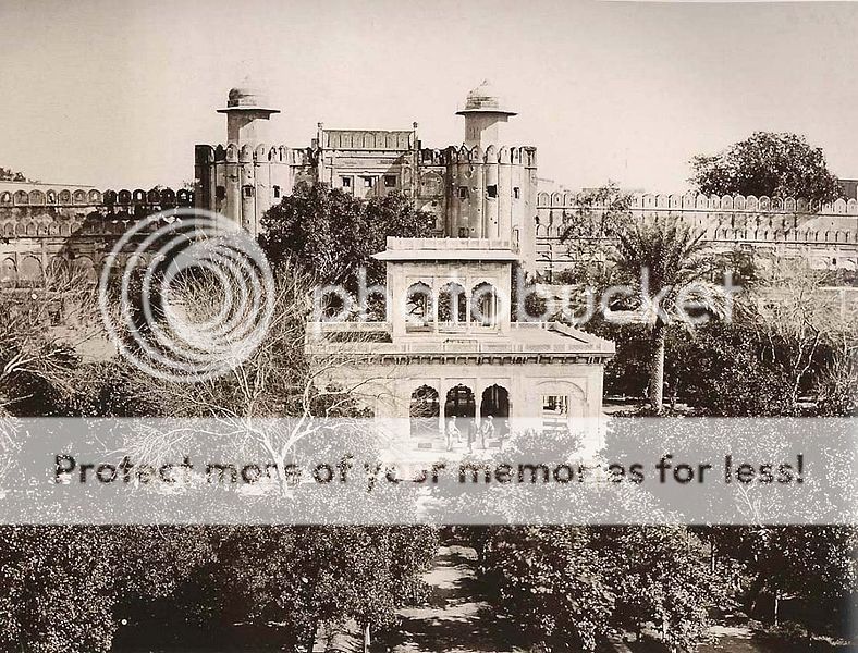 788px-The_Hazuri_Bagh_Pavilion1870.jpg