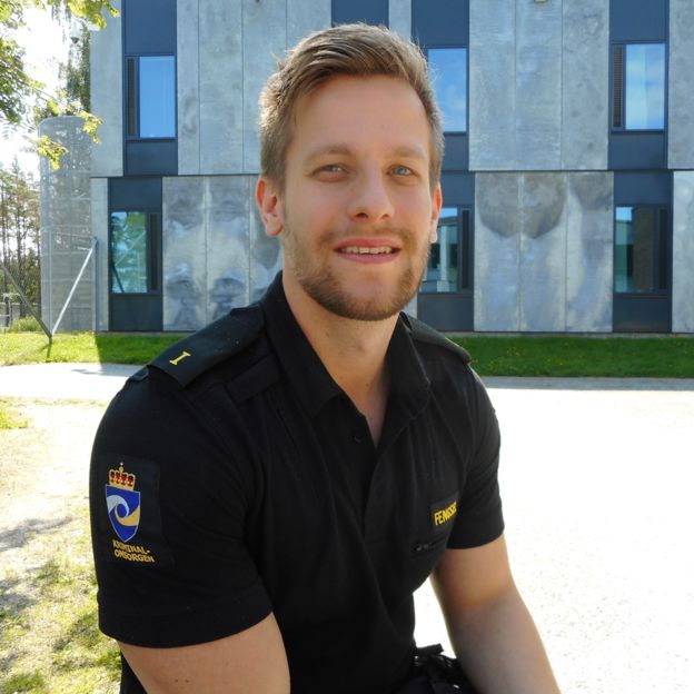 107799469__107763963_prisonofficer976976.jpg