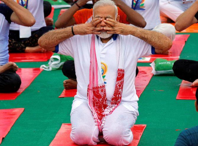 21modi-yoga1.jpg