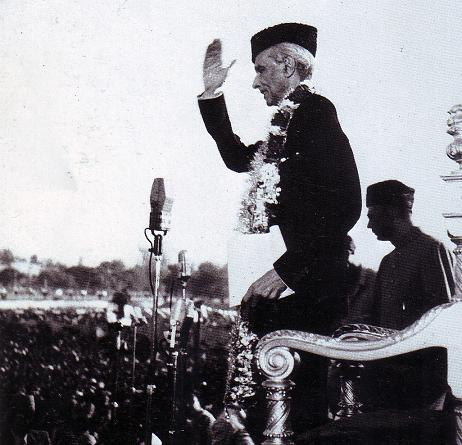 Quaid-e-Azam+acknowledging+the+crowd+in+1940.jpg