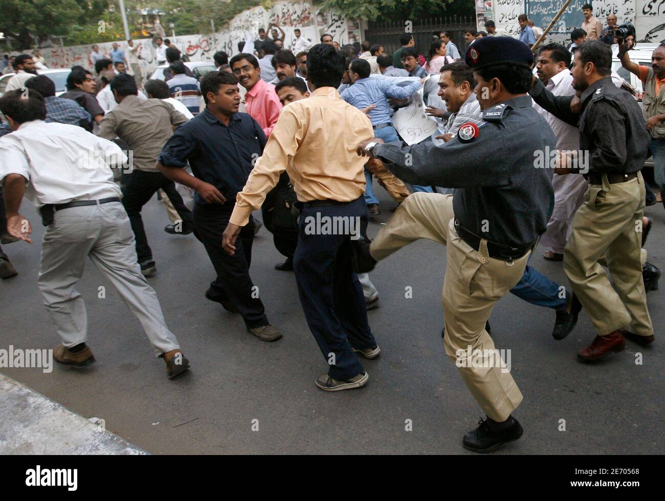 police-charge-towards-journalists-who-are-trying-protest-against-media-curbs-and-emergency-rule-in-karachi-november-20-2007-over-a-dozen-members-of-the-media-were-detained-four-were-injured-and-over-a-hundred-gave-themselves-up-for-arrests-in-protest-after-clashing-with-police-outside-the-press-club-in-karachi-witnesses-said-reutersathar-hussain-pakistan-2E70568.jpg