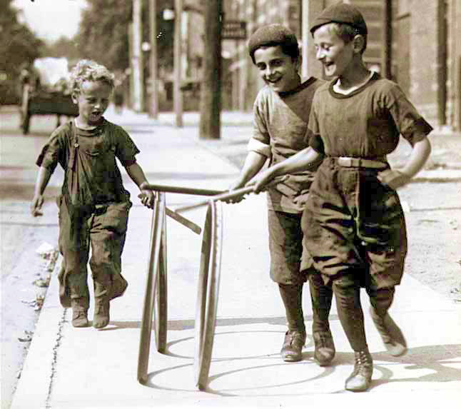 Boys_with_hoops_on_Chesnut_Street.jpg