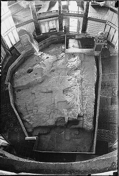 407px-The_rock_of_the_Dome_of_the_R.jpg