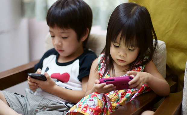 japan-kids-children-smartphone.jpeg