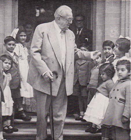 aga-khan-iii-with-school-children1.jpg