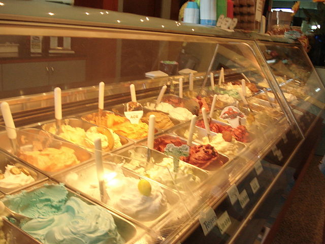 640px-Ice_cream_shop_in_Italy.JPG