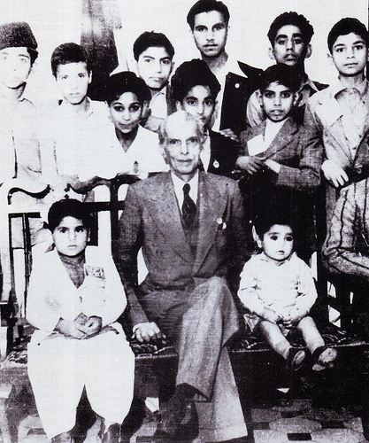 Quaid-e-Azam+with+children.jpg
