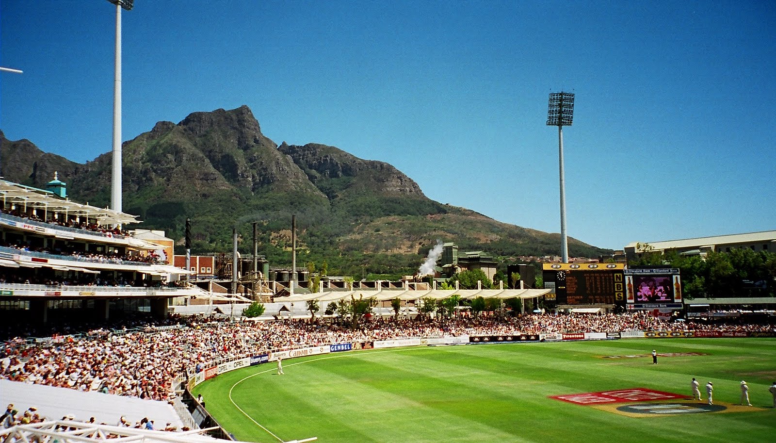 Devil's-Peak-seen-from-Newlands-Cricket-Ground.jpg