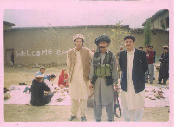 Imran+Khan+with+maternal+relatives+in+Waziristan.jpg