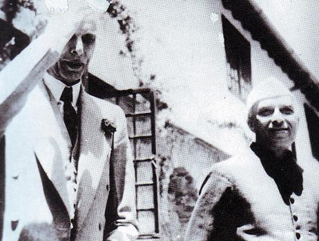 Quaid-e-Azam+saluting+the+crowd+with+Nehru.jpg