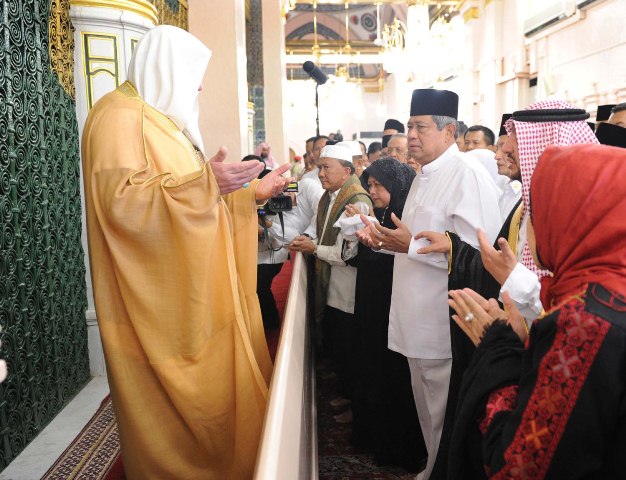 SBY-Makam+Rasulullah+SAW.jpg