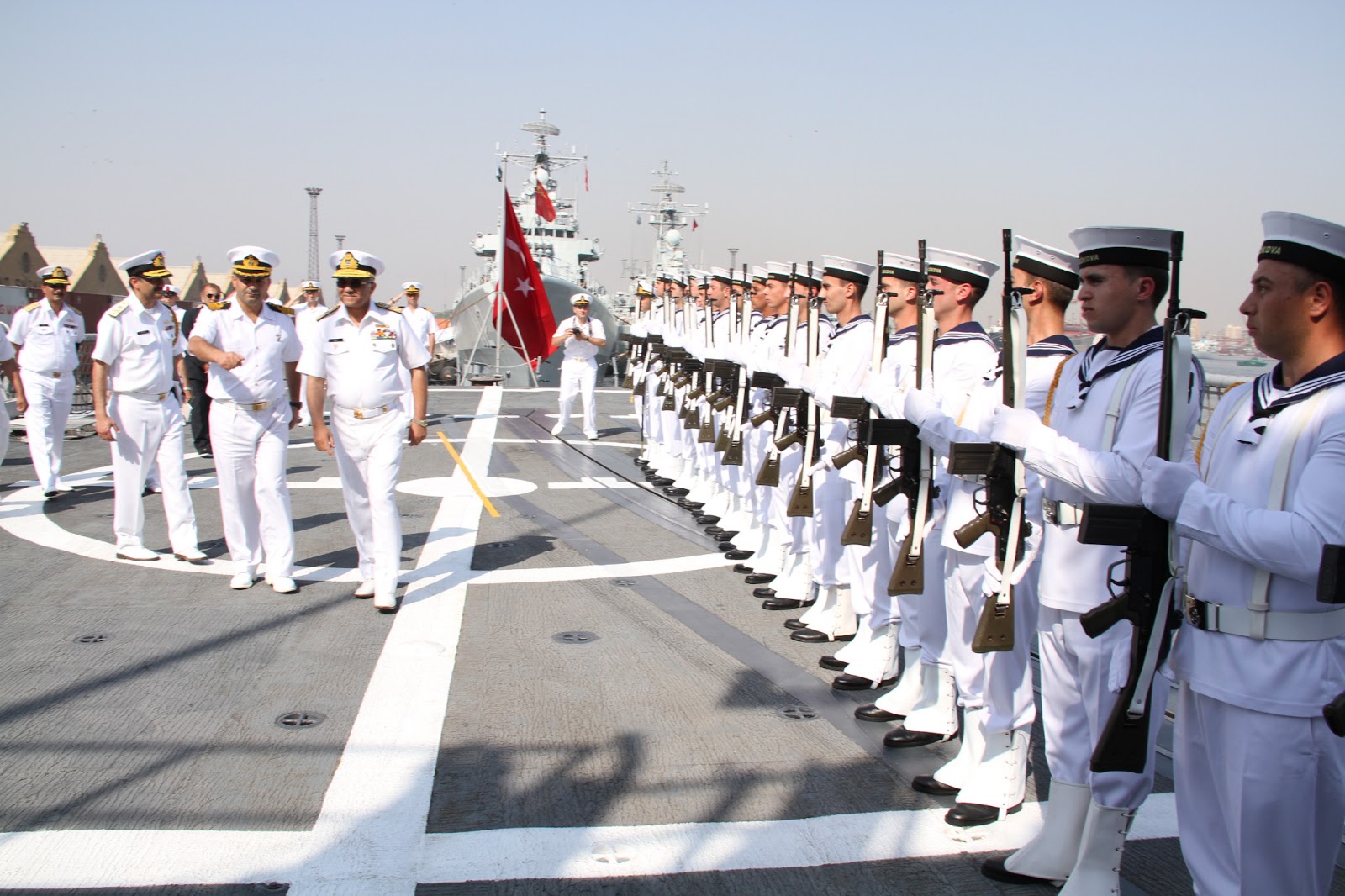 A+smartly+turned+out+contingent+of+Turkisth+Navy+presenting+guard+of+honour+to+Chief+of+The+Naval+Staff+Admiral+Asif+Sandila+upon+his+arrival+onboard+Turkisth+Ship..JPG