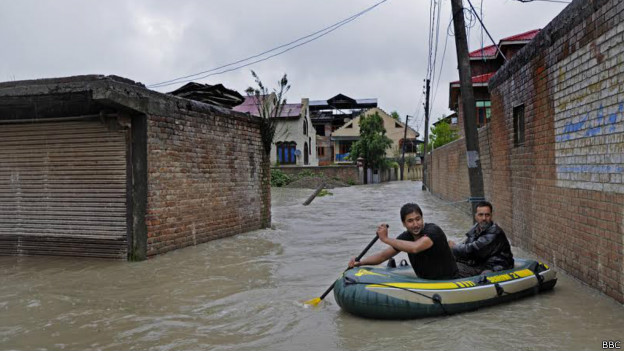 140905003649_indian_kashmir_bemina_rains_624x351_bbc.jpg