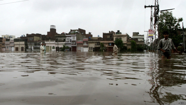 140905004803_lahore_rains_624x351_epa.jpg
