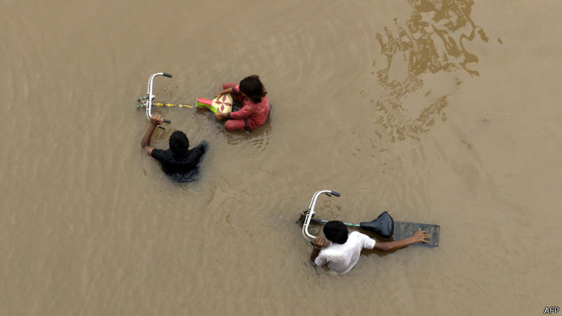 140905005442_lahore_rains_624x351_afp.jpg