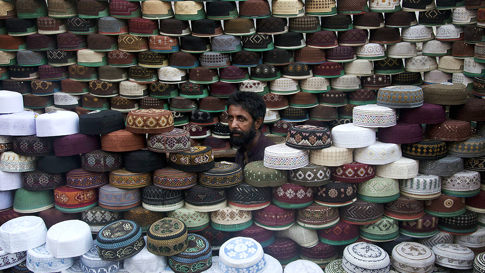 150618081019_prayer_cap_stall_islamabad_976x549_ap_nocredit.jpg