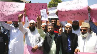 160712173111_kashmir_protest_zakir_supporter_1_640x360_epa_nocredit.jpg