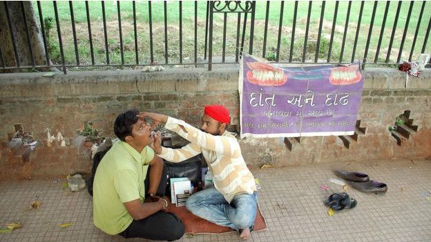 160118065813_street_dentist_india_624x351__nocredit.jpg