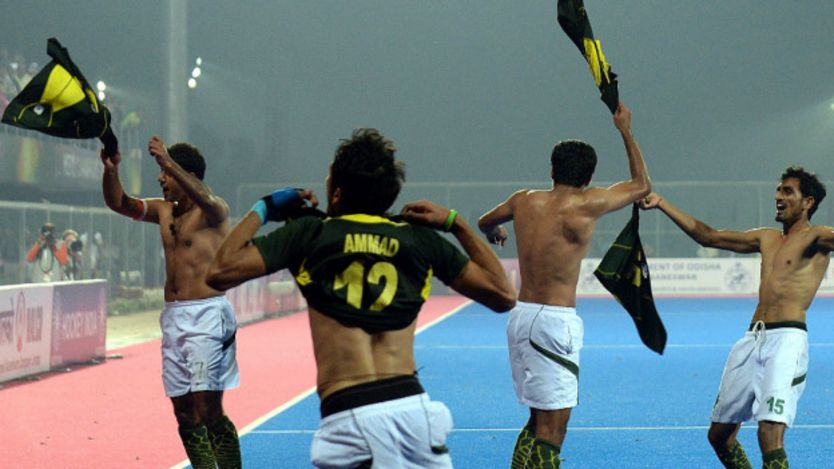 141213184502_pakistni_hockey_team_celebrates_after_defeating_india_624x351__nocredit.jpg