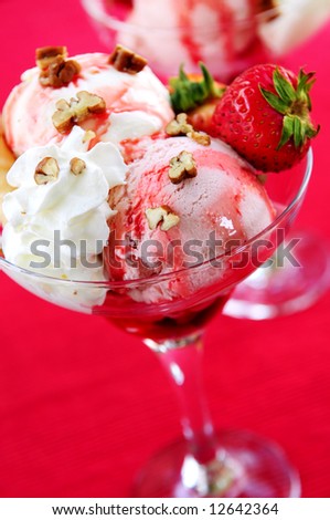 stock-photo-strawberry-ice-cream-sundae-with-fresh-strawberries-and-walnuts-12642364.jpg