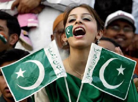 Pakistan-girl-flag.jpg