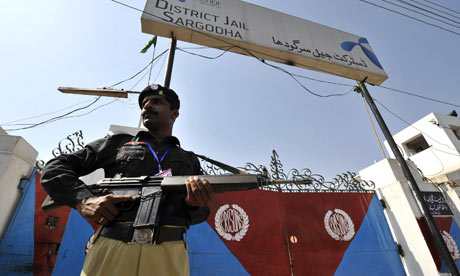 Pakistani-police-stand-gu-001.jpg