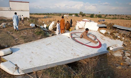 Pakistan-air-crash-008.jpg