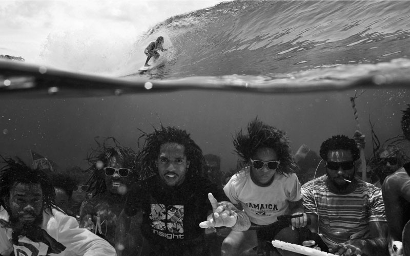underwater-group-photo-surfing-above-perfect-timing.jpg