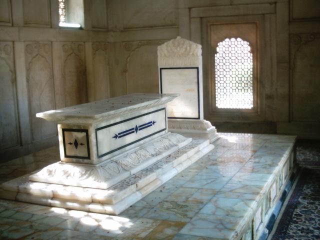 Inside_allama_iqbals_tomb.jpeg