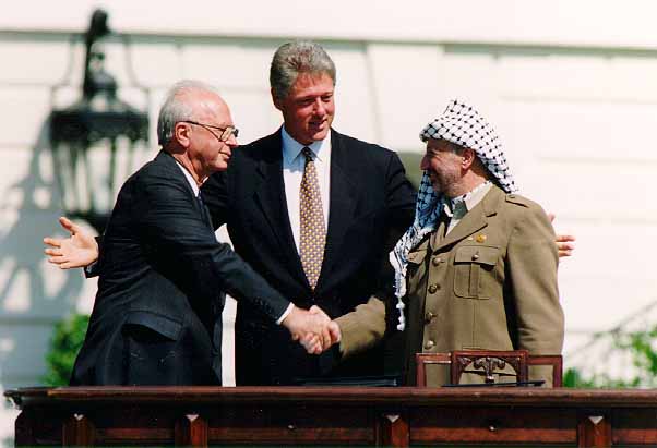 Bill_Clinton,_Yitzhak_Rabin,_Yasser_Arafat_at_the_White_House_1993-09-13.jpg