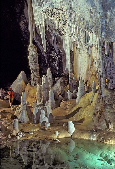 399px-Lechuguilla_Cave_Pearlsian_Gulf.jpg