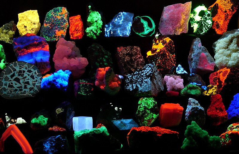 800px-Fluorescent_minerals_hg.jpg