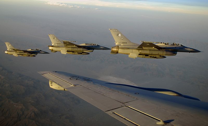 800px-F-16_Red_Flag_2010_Pakistan_Air_Force_9_sqn_Griffins_90616.jpg