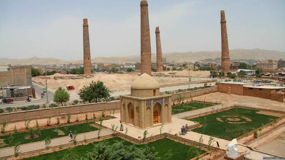 130518143933_pic_gallery_mir_alisher_navoiys_tomb_in_herat_reopened_12_976x549_bbcuzbek.com.jpg