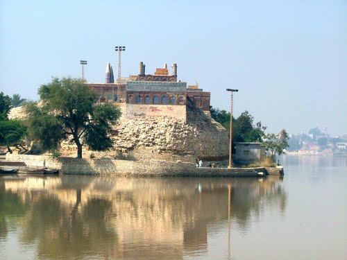 Tomb_of_Seven_Sisters_at_East_Bank_of_River_Indus_Rohri_Sindh_Pakistan_wyyqv.jpg