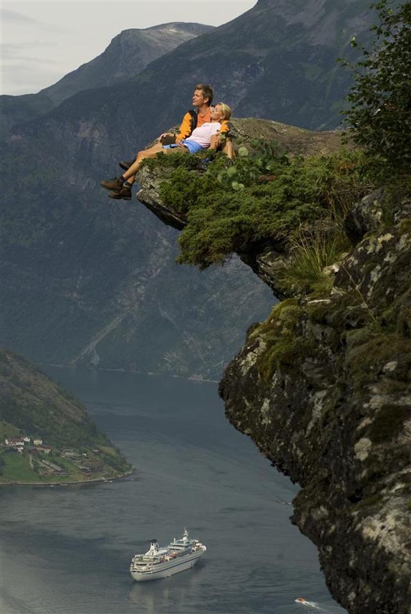 on_a_cliff_over_geirangerfjord_more_and_romsdal_west_norway_photo_c_h-innovation_norway.jpg