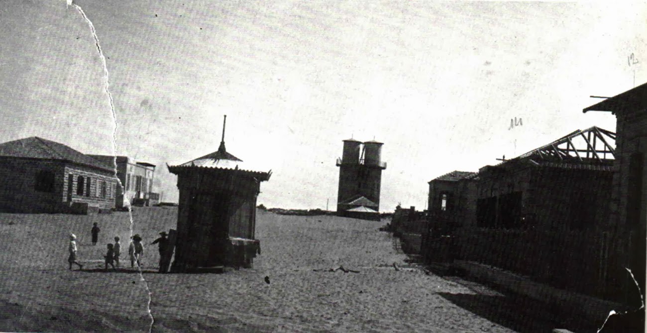 About+100+people+participate+in+a+lottery+to+divide+a+12-acre+plot+of+sand+dunes,+that+would+later+become+the+city+of+Tel+Aviv,+1909+2.jpg