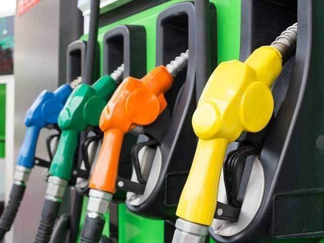 قیمت میں اضافے کے بعد پیٹرول کی قیمت 123 روپے 30 پیسے سے بڑھ کر 127روپے 30 پیسے فی لیٹر کی ریکارڈ سطح پر پہنچ گئی ہے۔(فوٹو:فائل)